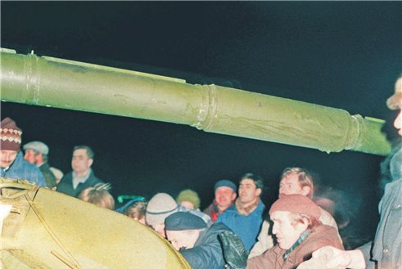 Kui rahvas paljakäsi vene tankide vastu läks