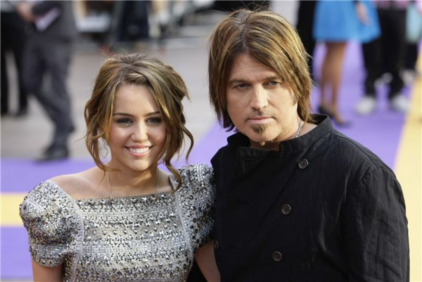 Miley Cyrus on isa peale marus