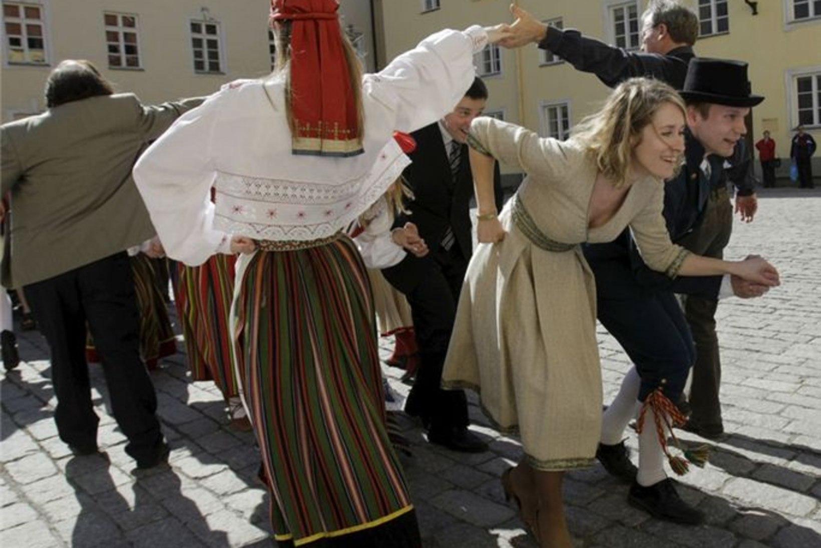 Riigikogu lõi Toompea lossihoovis tantsu