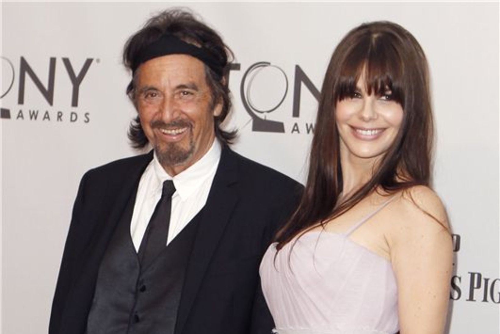 Pacino näitas noort kaunist pruuti - ja jaburat peapaela!