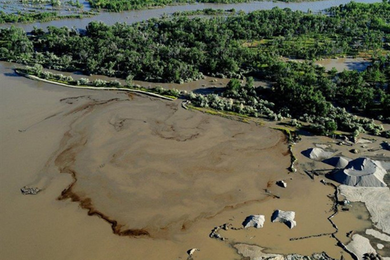 Yellowstone'i jõgi reostus naftatoru lõhkemise tagajärjel