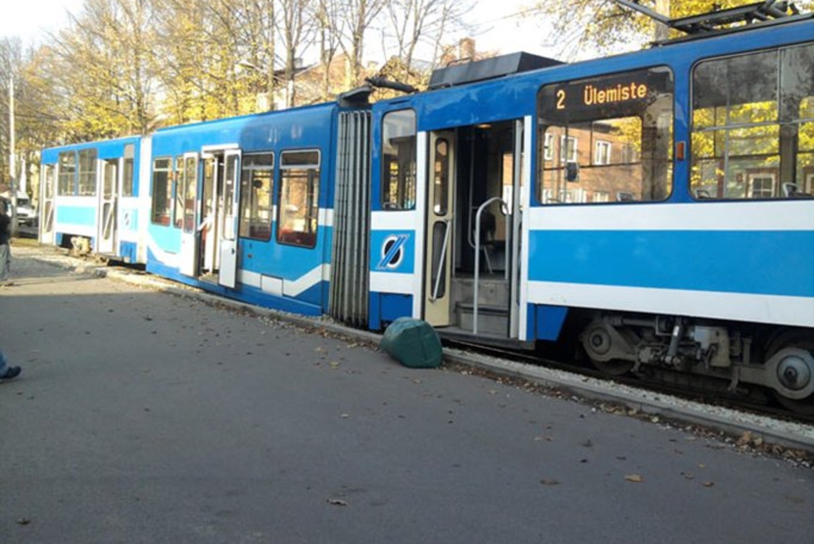 Kopli tramm põrutas rööbastelt välja, reisijad olid šokis