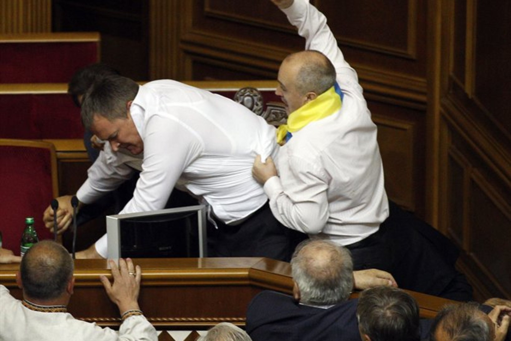 Ukraina parlamendis läks löömaks