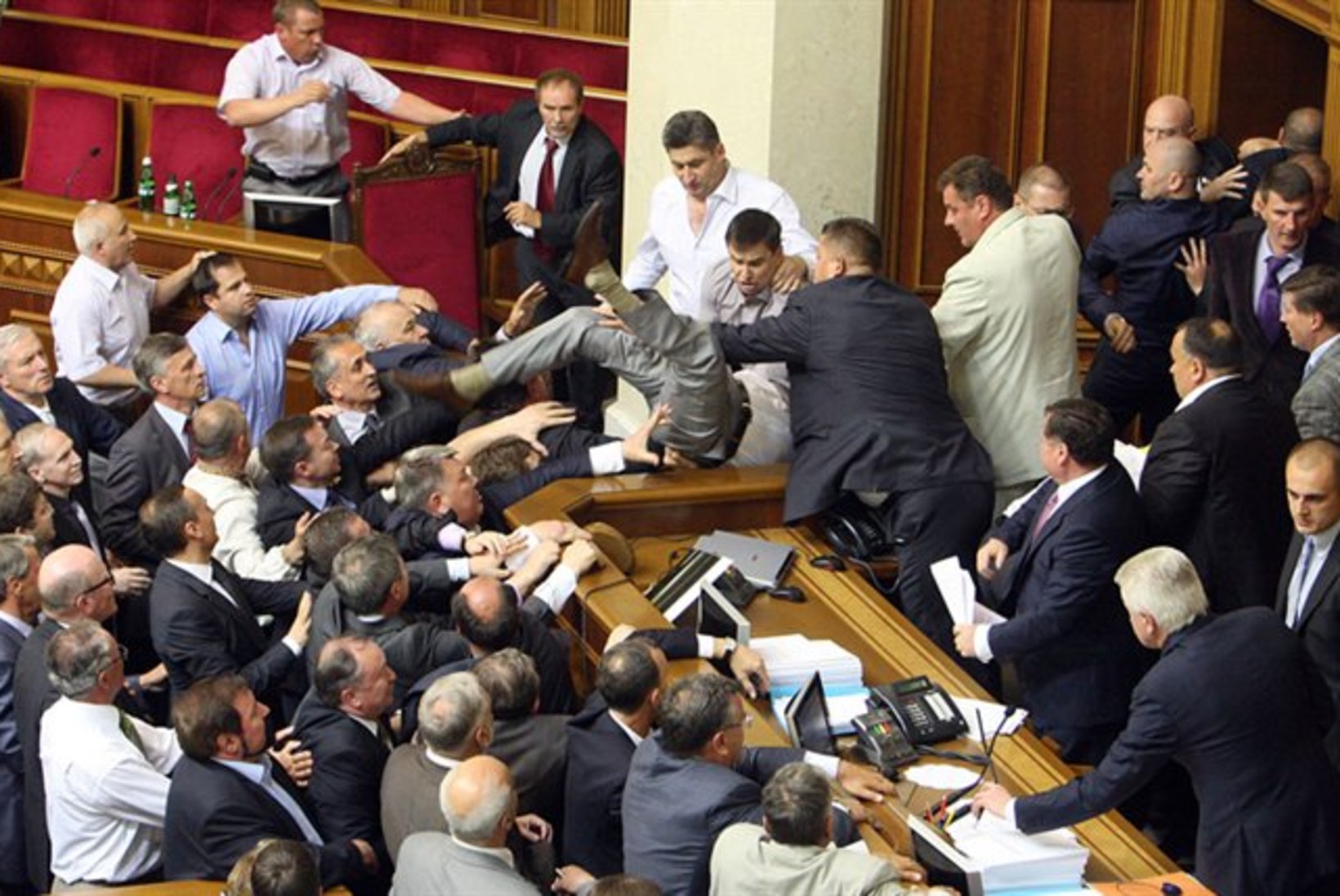 FOTOD JA VIDEO: Ukraina parlamendis läks veriseks löömaks