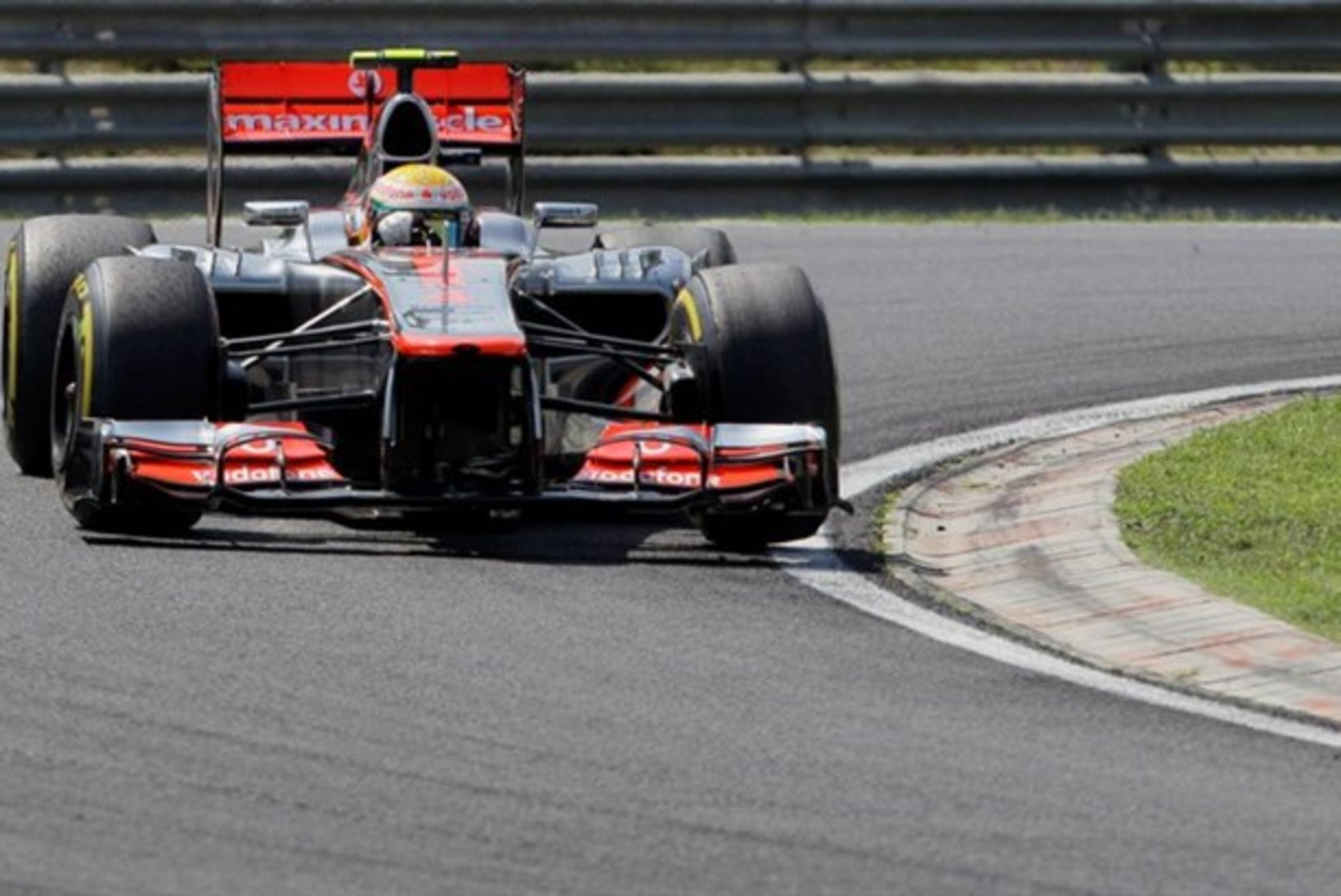 Räikkönen andis Hamiltonile lahingu, ent jäi siiski teiseks
