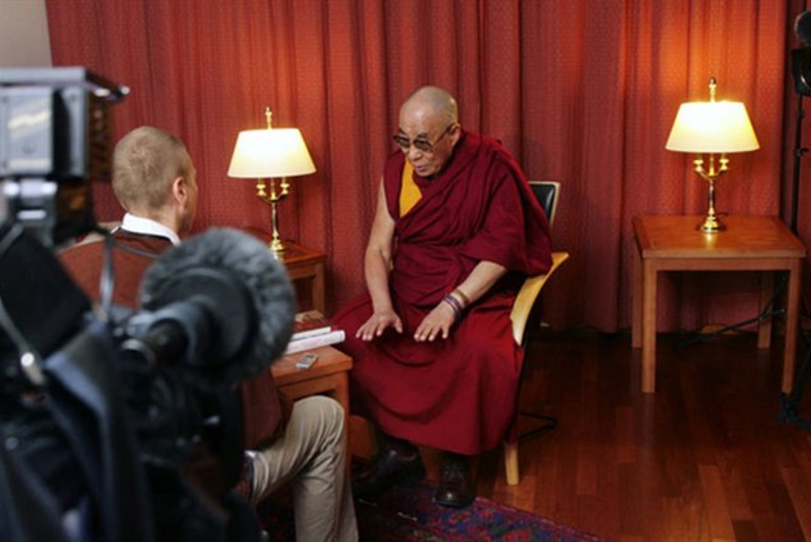 Dalai-laama esitles Indias Roy Strideri Mongoolia-raamatut