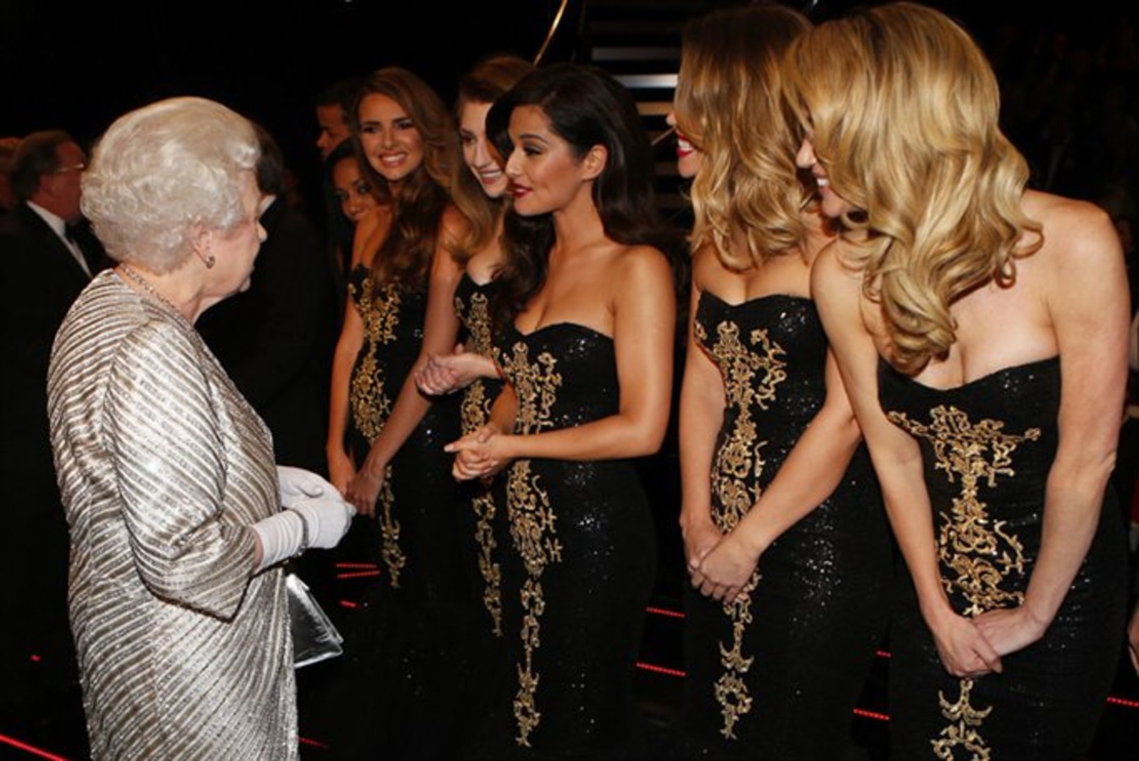 PILTUUDIS: Girls Aloud kohtus kuninganna Elizabethiga