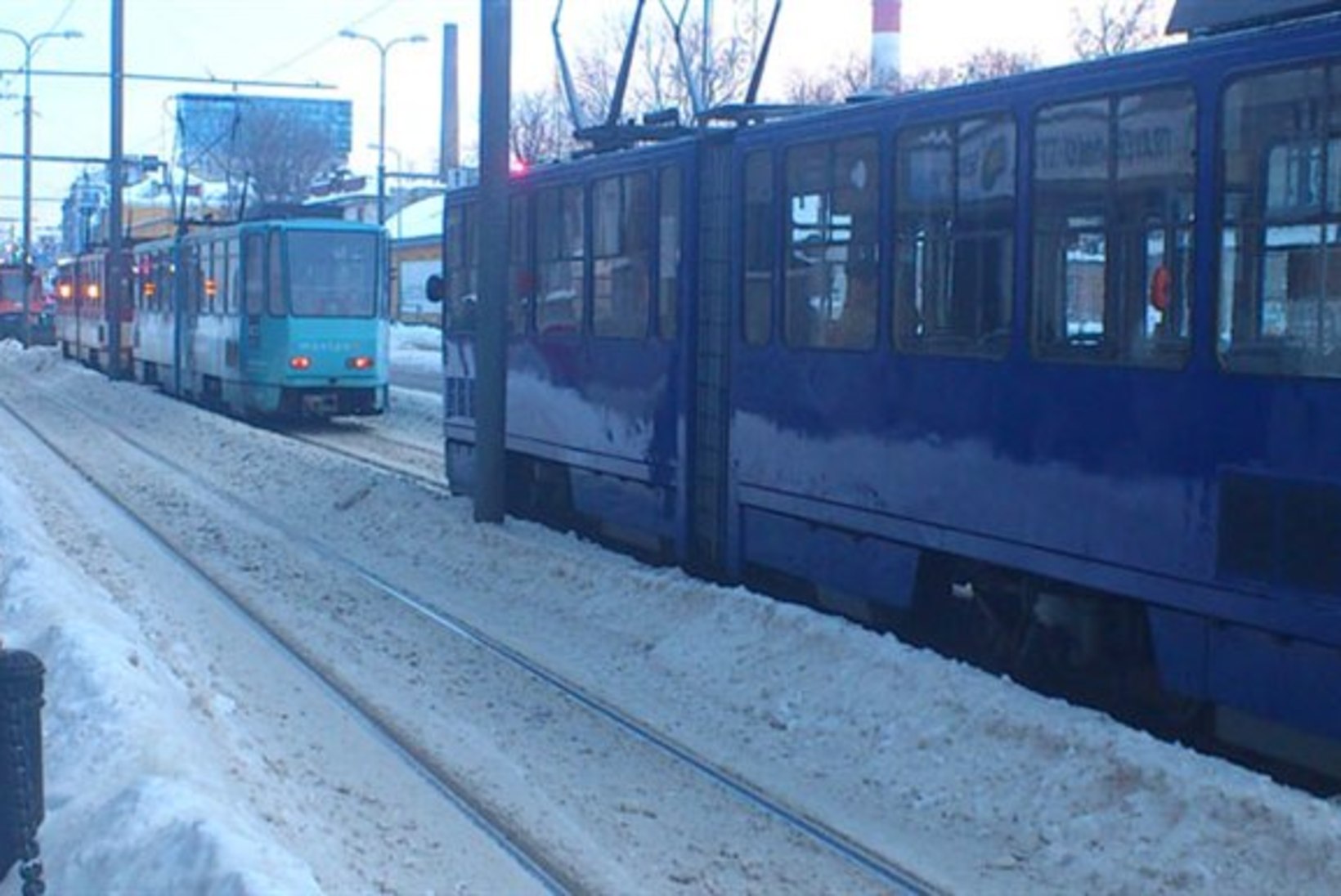 TRAMMIÕNNETUS: trammiuste vahele jäänud mees kangutas uksed lahti ja kukkus välja