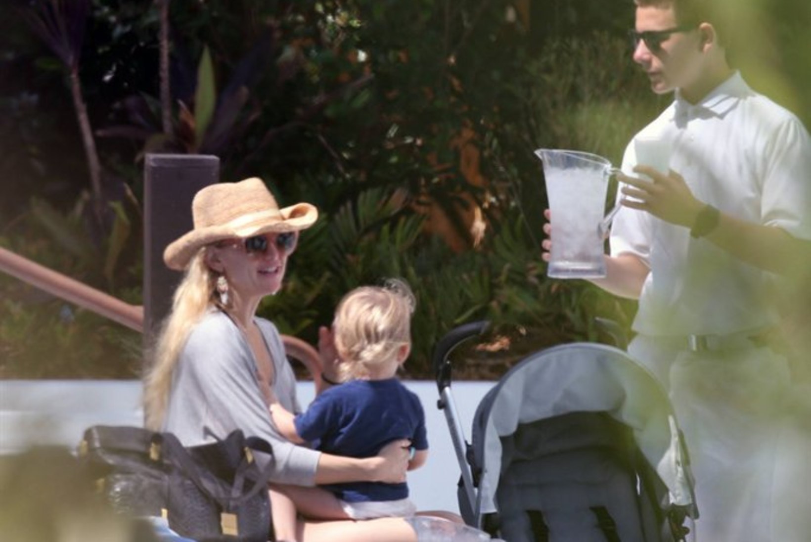 NÄDALA PAPARATSO: Kate Hudson perega rannapuhkusel, rase Fergie abikaasaga ja reporterid Alec Baldwini jälitamas