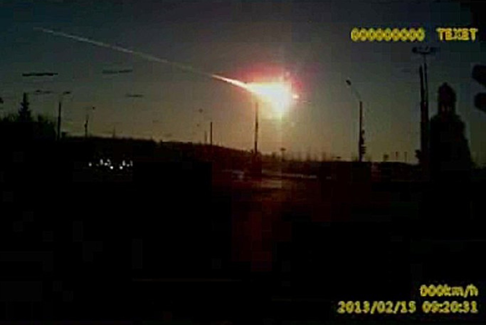 Tšeljabinski elanikud pidasid meteoriiti lennukiks, raketiks ja isegi ufoks