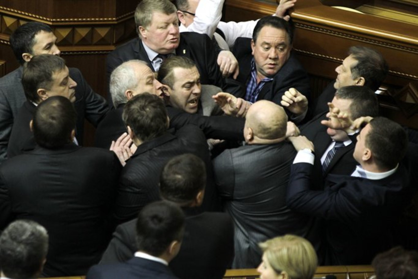 JÄLLE: Ukraina parlamendis vehiti rusikatega