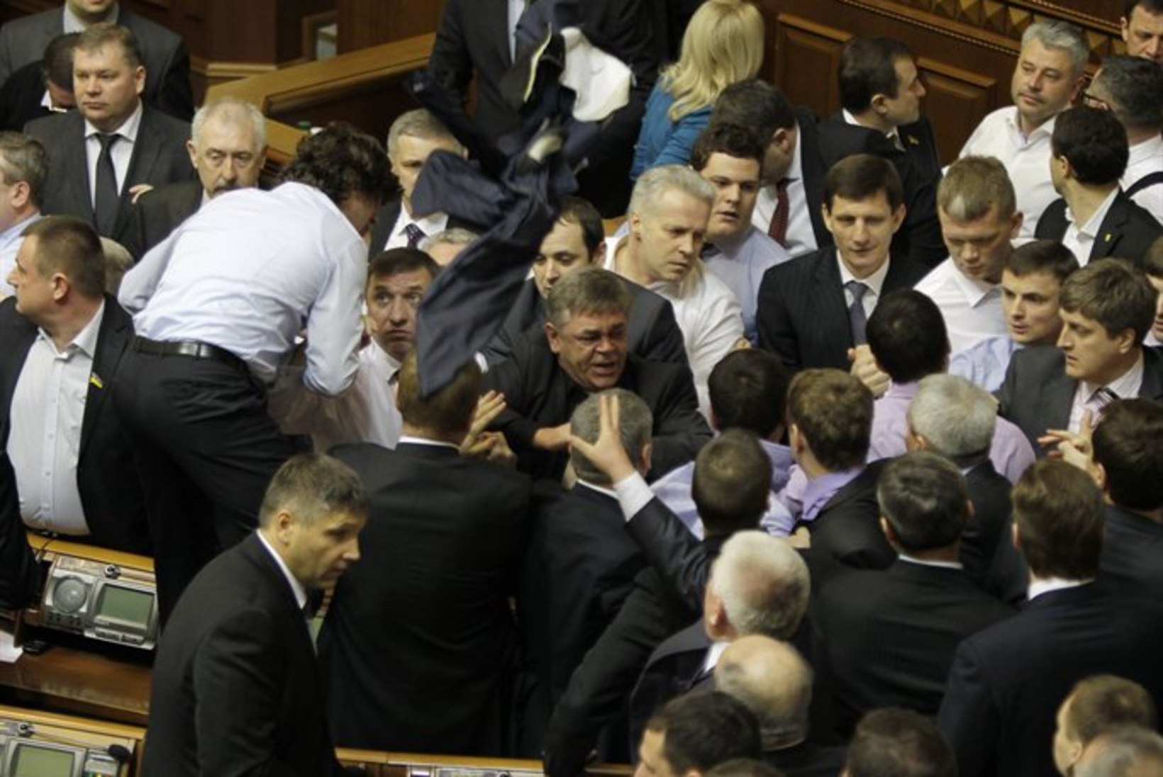 JÄLLE: Ukraina parlamendis vehiti rusikatega