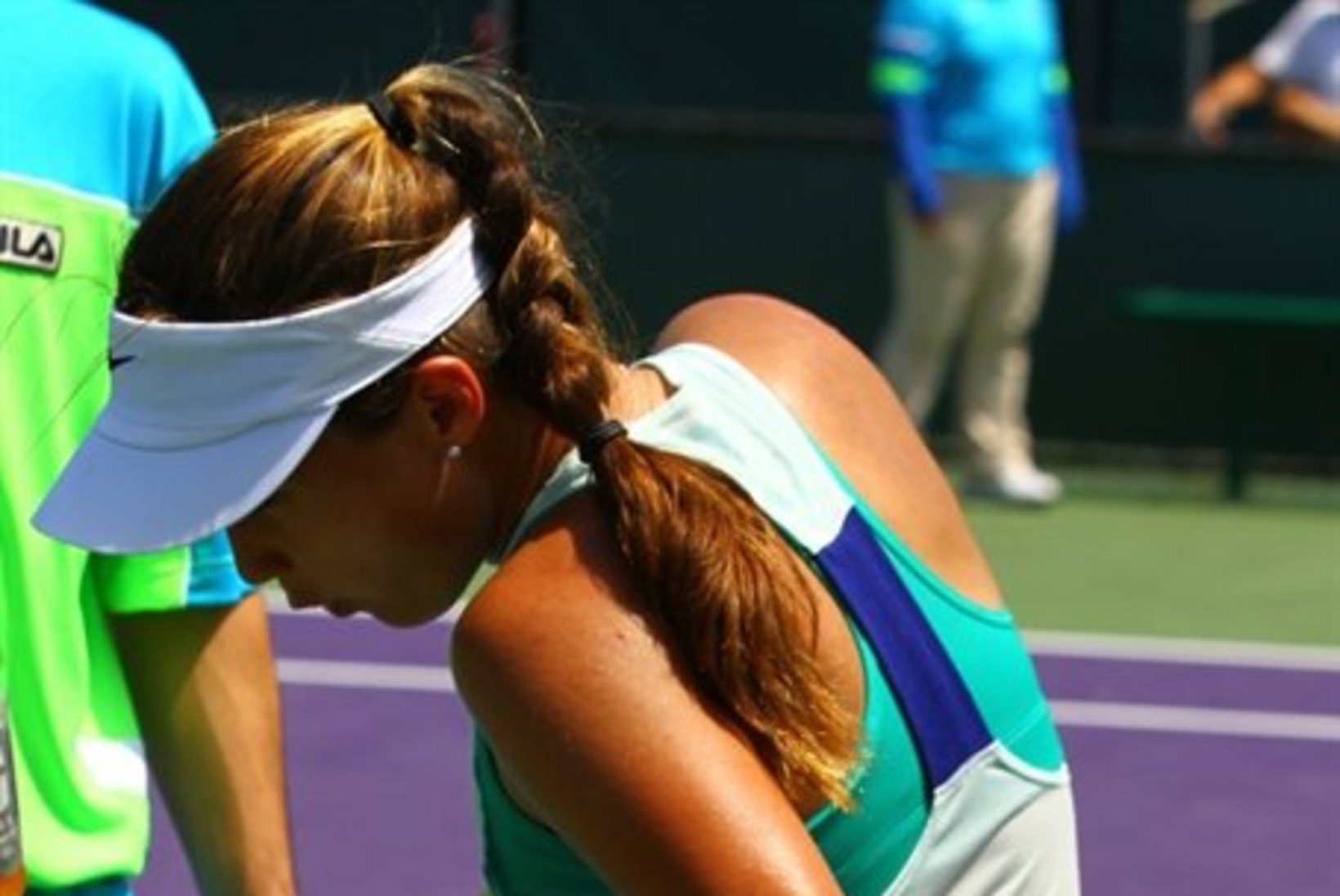 FOTOD: tige herilane sutsas tennisepiigat otse kannikasse