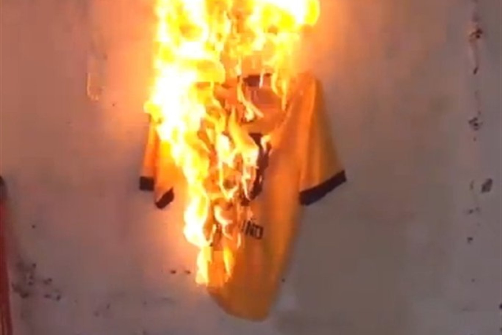 VIDEO: Borussia fännid põletasid tähtsa mängu eel klubi staarmängija särki