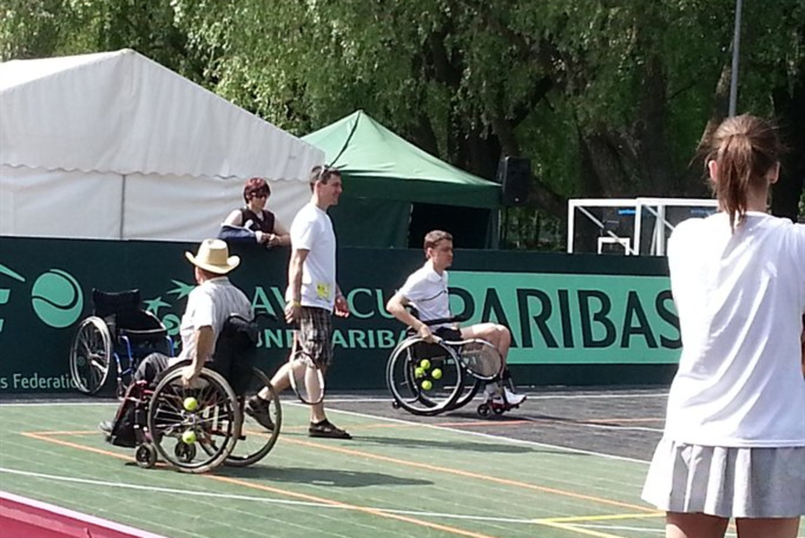 Sotsiaalminister Taavi Rõivas katsetas ratastoolis tennise mängimist