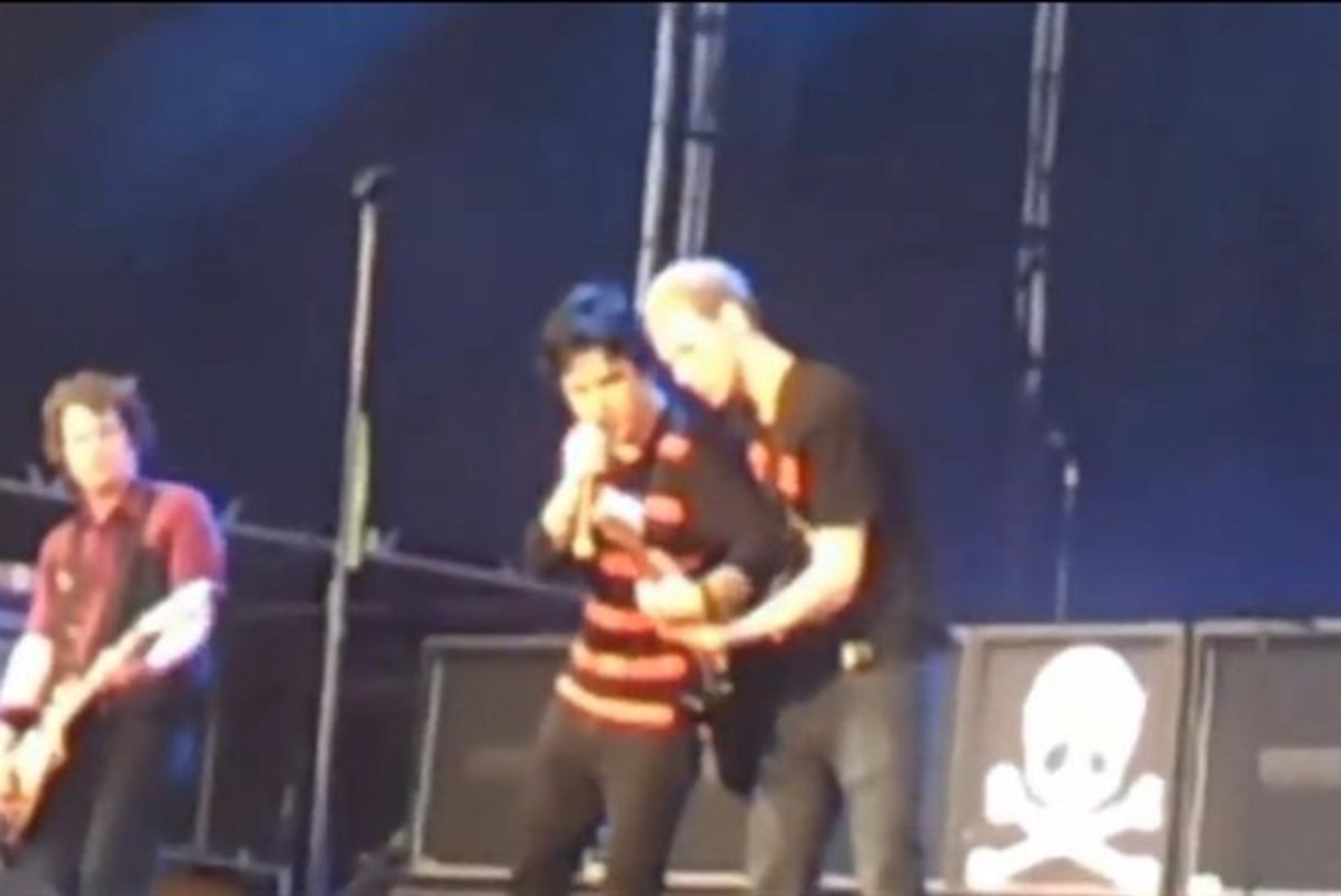 Green Day laulja kutsus kontserdil fänni lavale ja kinkis talle oma kitarri