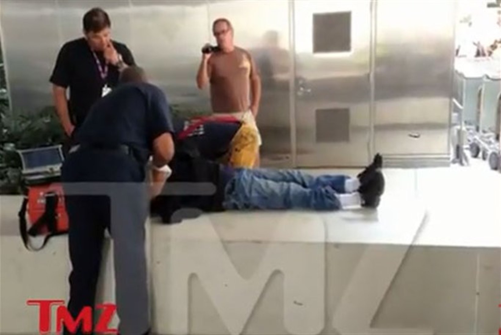 VIDEO: Kanye West peksis lennujaamas fotograafi vaeseomaks