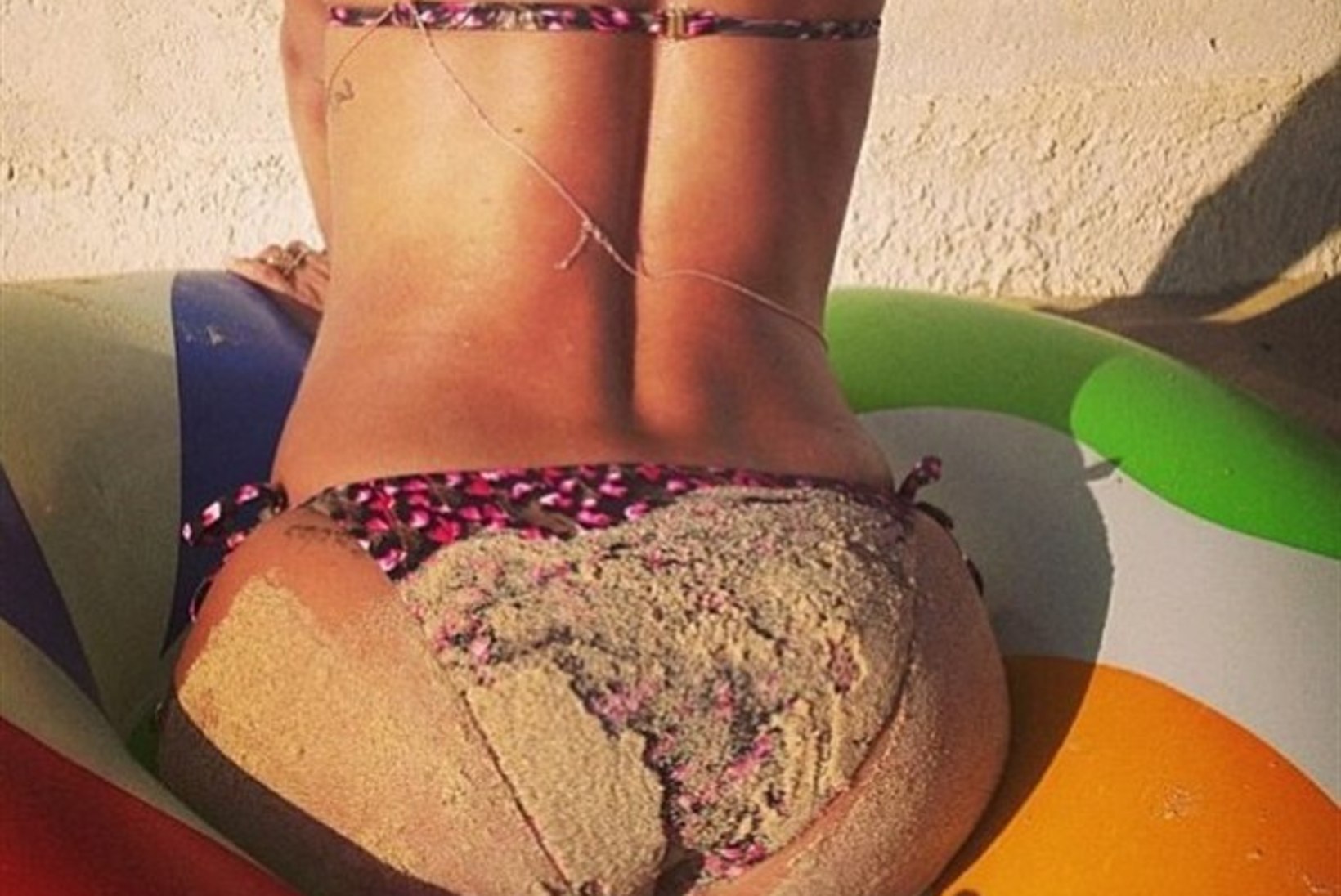 Kas küll ei saa?! Rihanna postitas Instagrami foto oma liivasest poolpaljast pepust