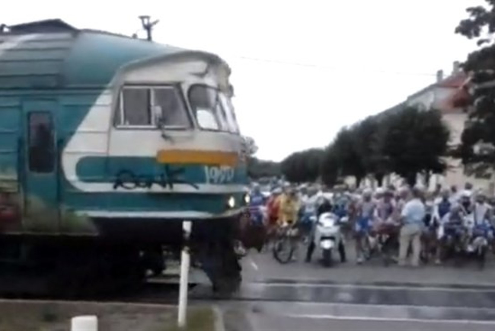 VIDEO: Balti keti velotuuri etapi peatas Türil rong