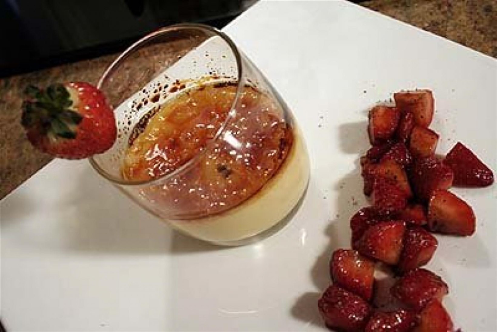 Brüleekreem maasikate ja balsamico-kastmega