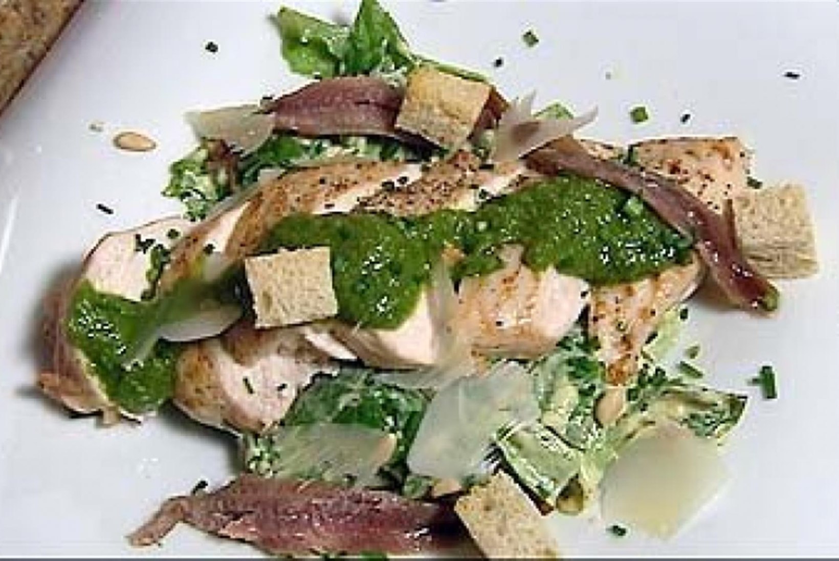 Caesari salat grillitud pesto-kanafileega