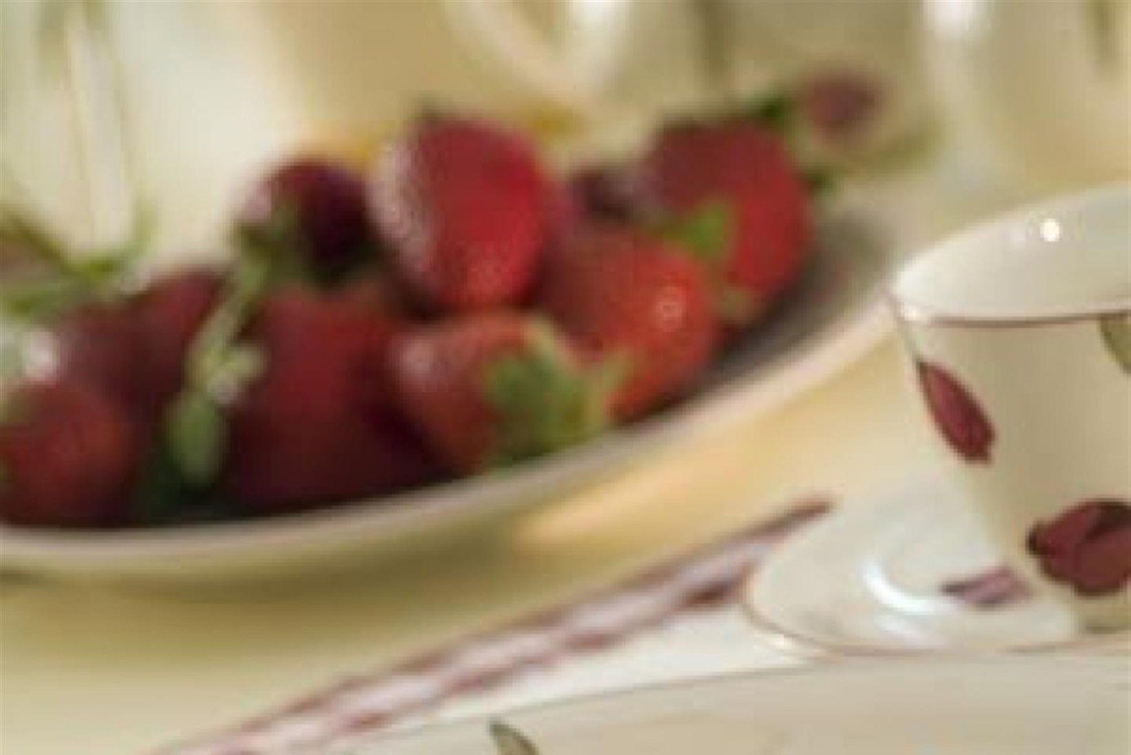 Pannkoogid kohupiima ja rabarberi-maasikakeedisega
