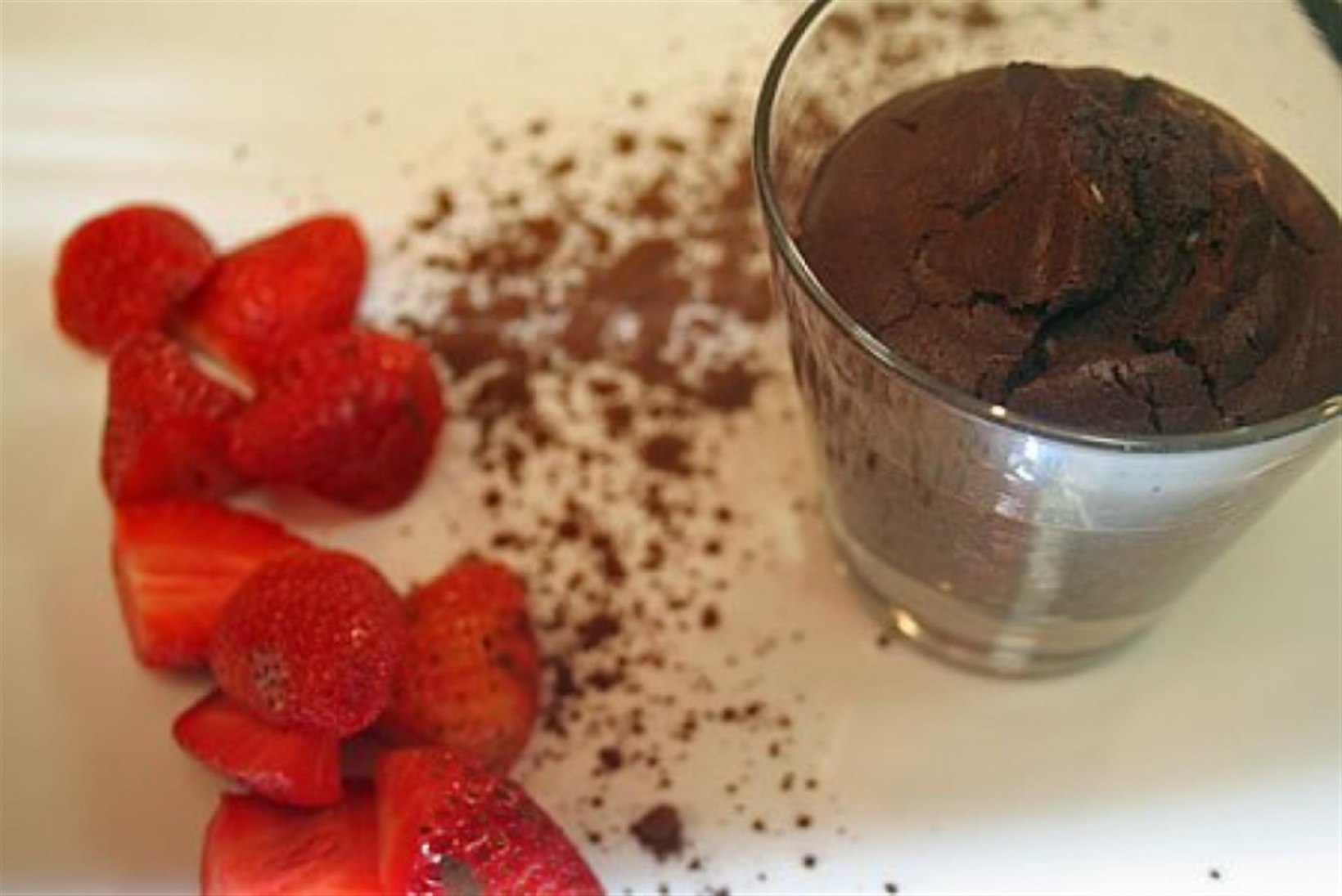 Šokolaadikook värskete maasikatega