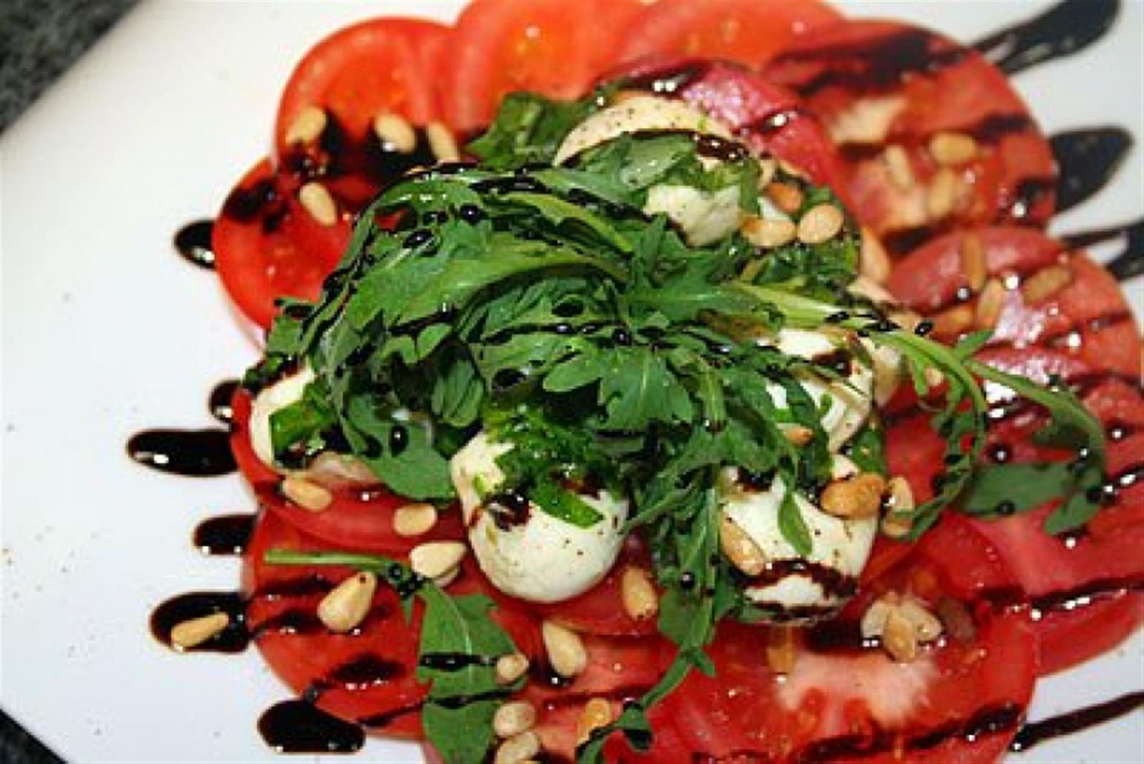 Tomati mozzarella salat basiiliku-oliivõli kastmega