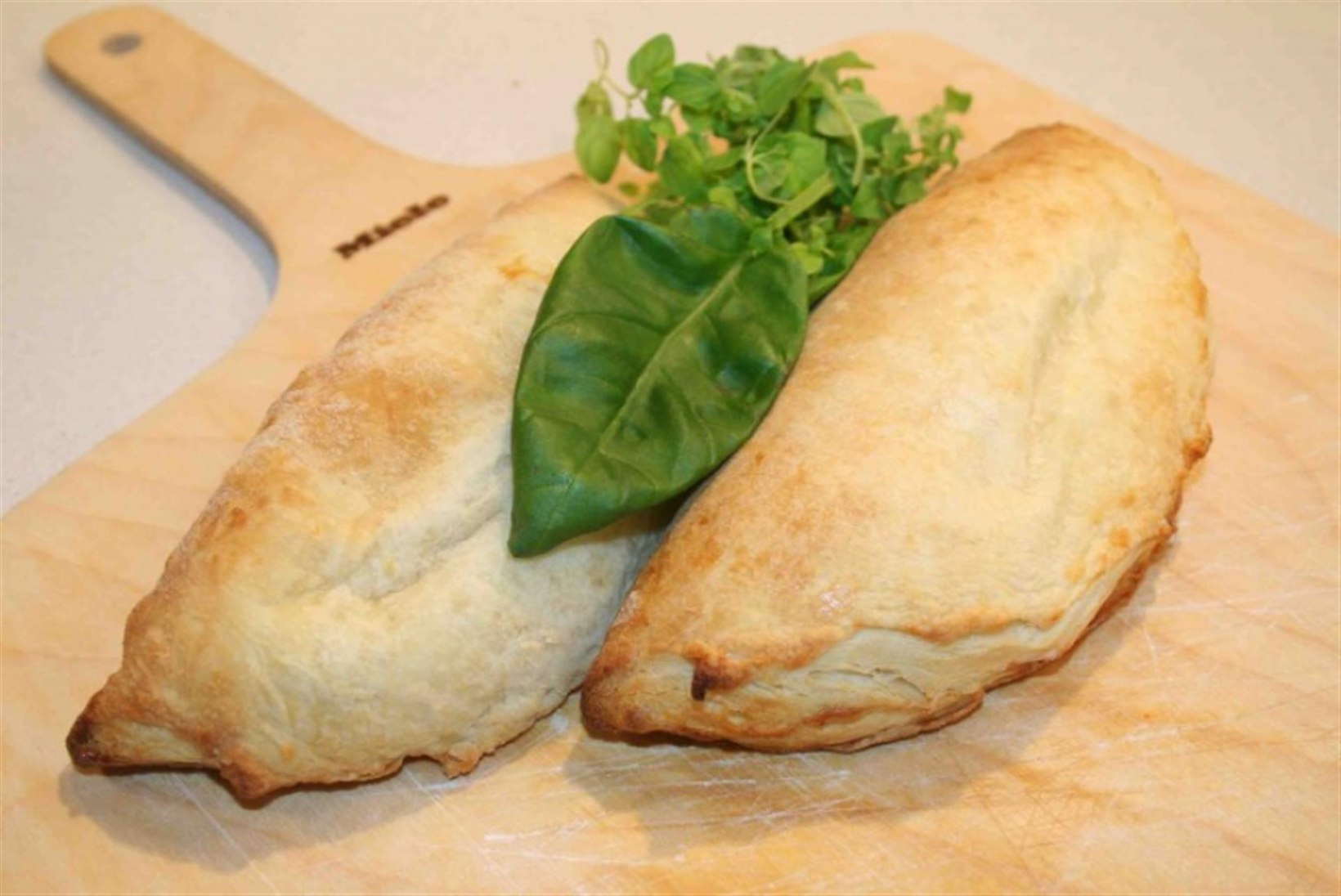 Pizza Calzone suitsujuustu ja singiga