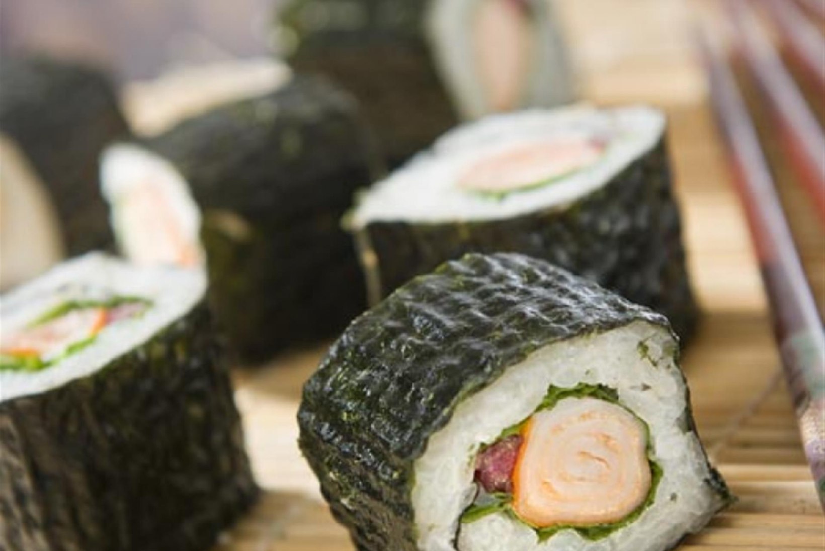 Sushi makra ja spinatilehtedega