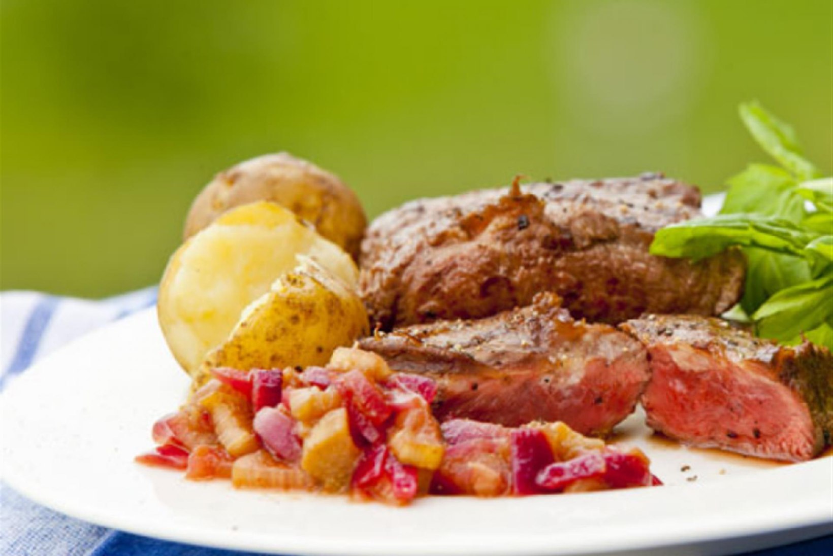 Liivimaa Lihaveise steik vürtsika rabarberikastmega