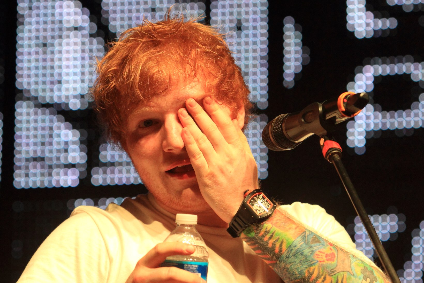 Ed Sheeran ei suutnud lõpetada Christina Aquilera rinnapartii jõllitamist
