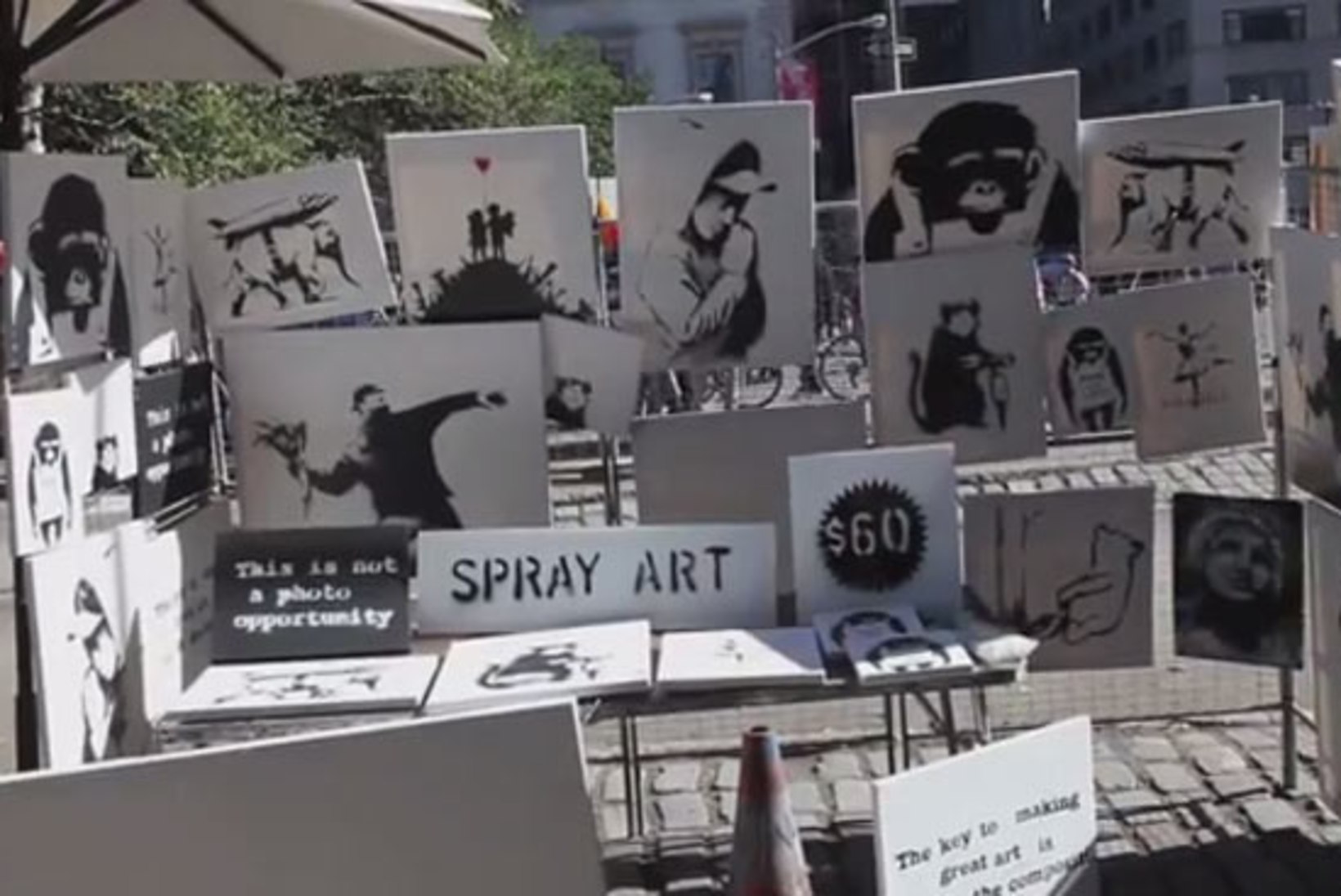 Kuulsa grafitikunstniku uus tüng: vähemalt 30 000 dollarit maksvaid pilte müüdi tänaval 60 dollariga