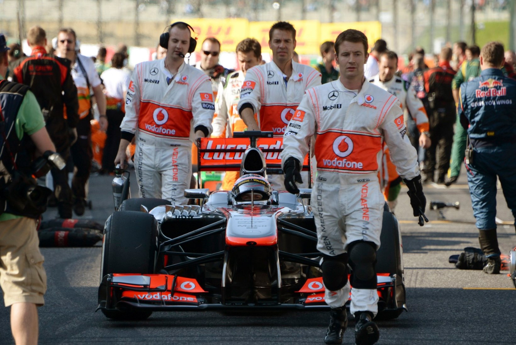 McLareni vormelitiim saatis oma töötajad eluohtlikku hotelli 