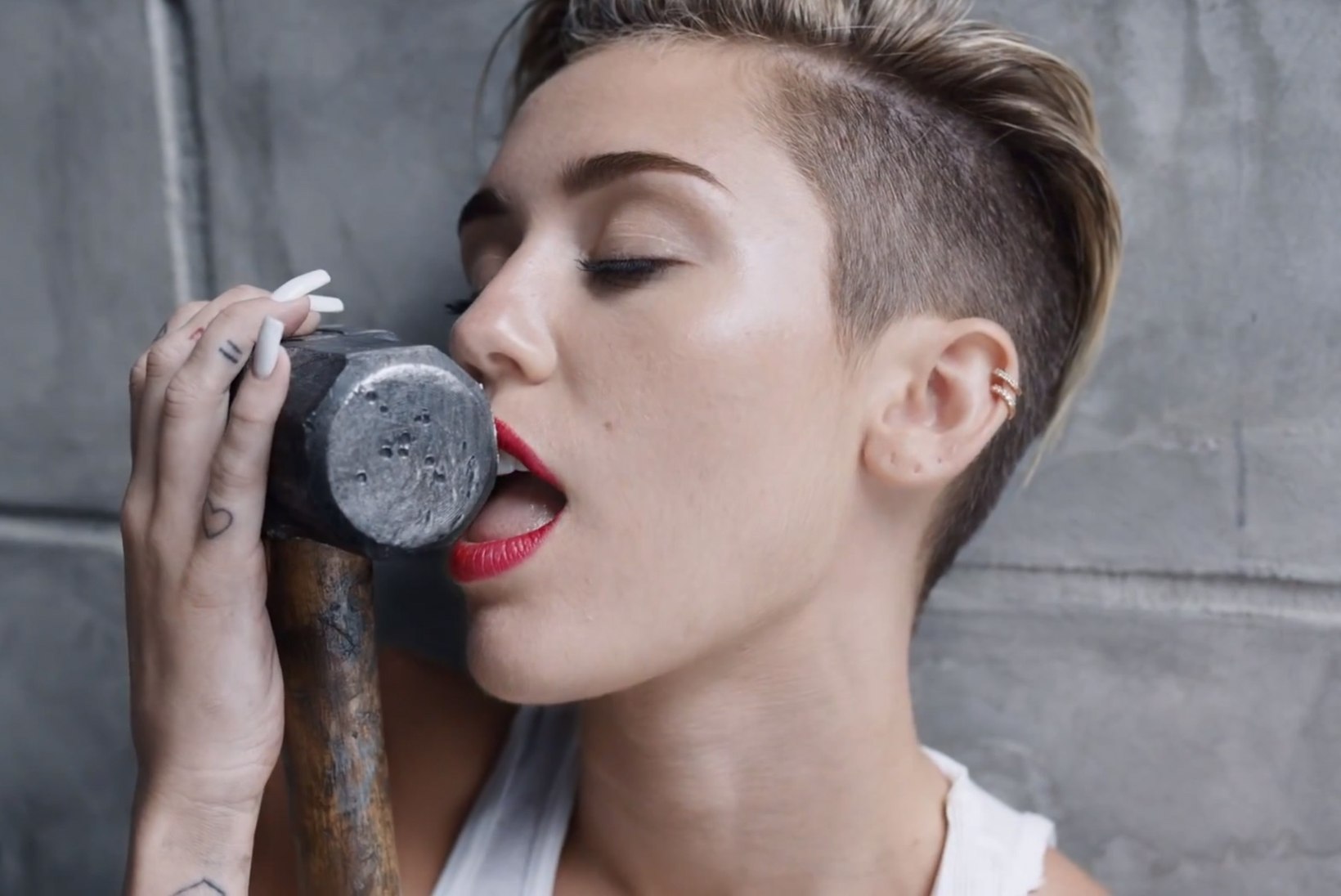Sinead O'Connor Miley Cyrusele: sepahaamri lakkumine ei ole lahe