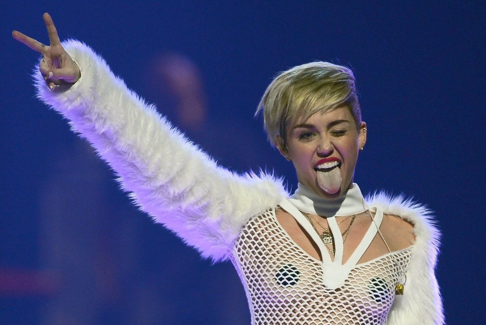 Sinead O'Connor Miley Cyrusele: sepahaamri lakkumine ei ole lahe