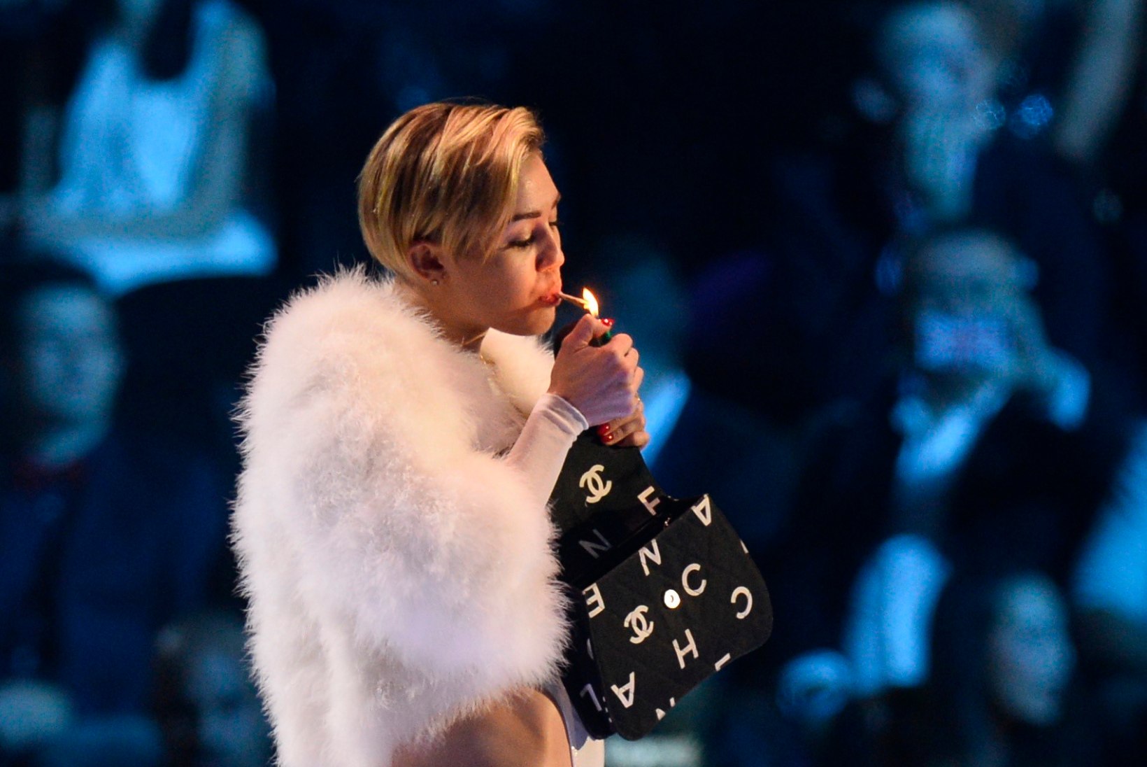 PILTUUDIS: Poolpaljas Miley läitis MTV galal kanepipläru