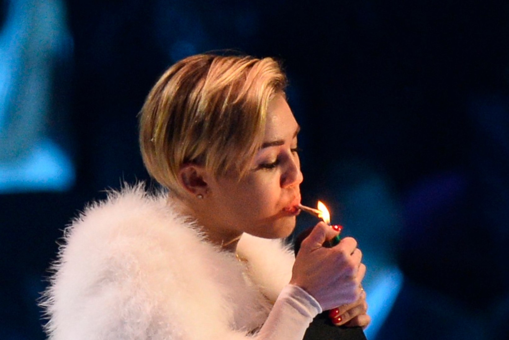 PILTUUDIS: Poolpaljas Miley läitis MTV galal kanepipläru