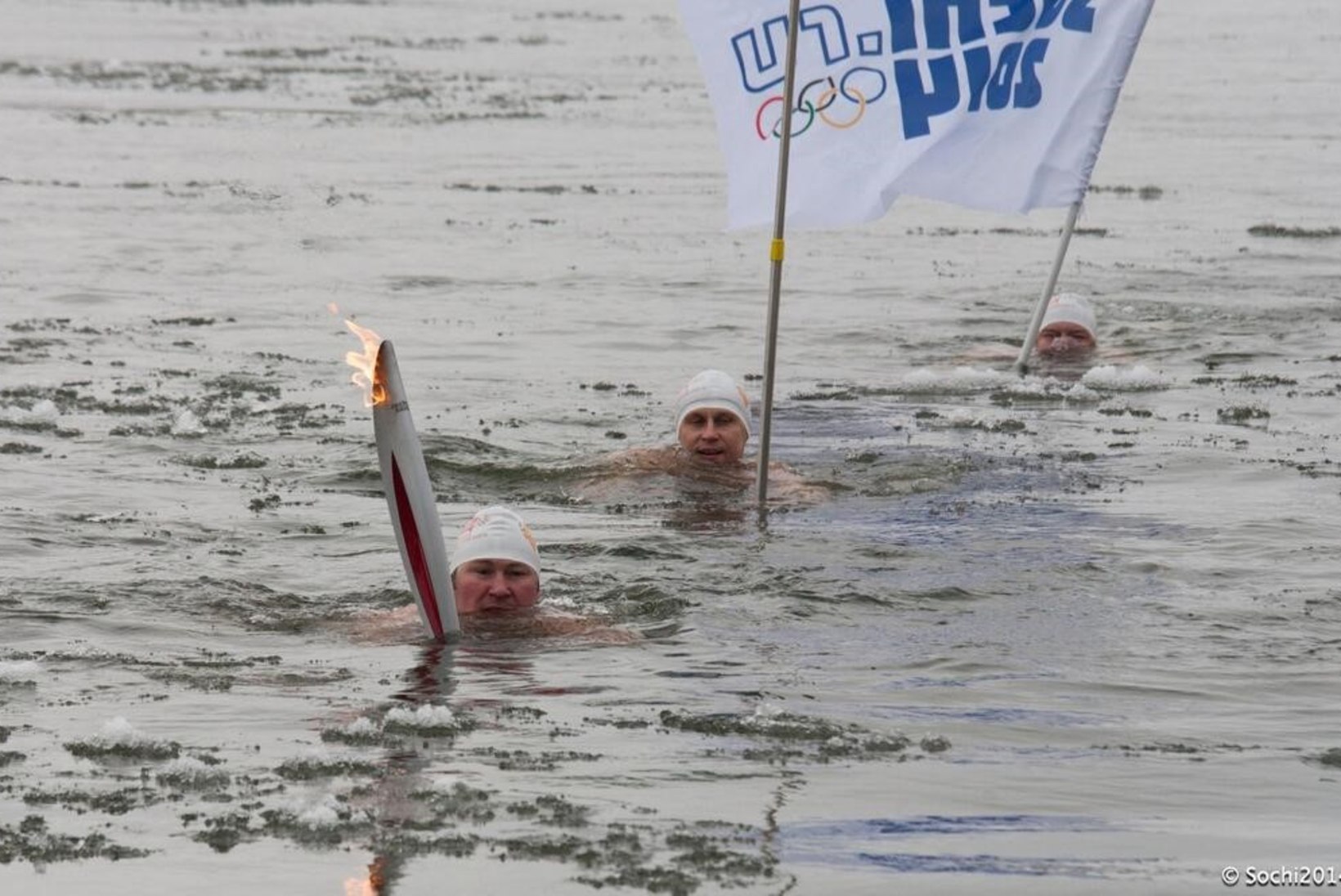 FOTO: olümpiatuld viidi ujudes üle Amuuri jõe!