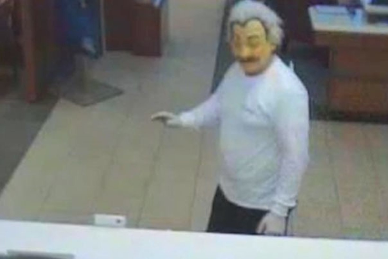 VIDEO: pangaröövel varjas nägu Albert Einsteini maskiga