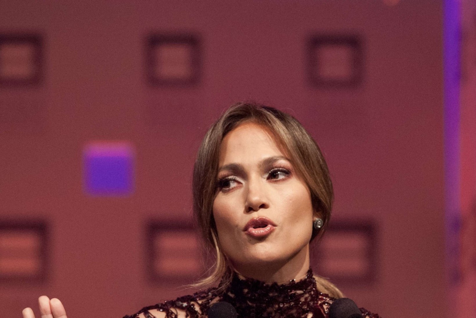 Jennifer Lopez väidab, et pole käinud ühelgi iluoperatsioonil. Arst väidab muud