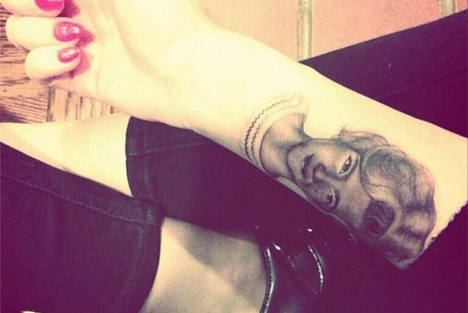 FOTO: Miley Cyrus lasi oma käsivarrele vanaema tätoveerida