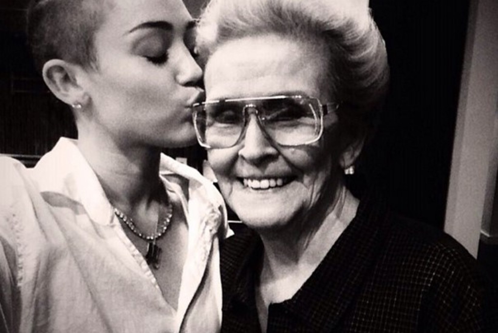 FOTO: Miley Cyrus lasi oma käsivarrele vanaema tätoveerida
