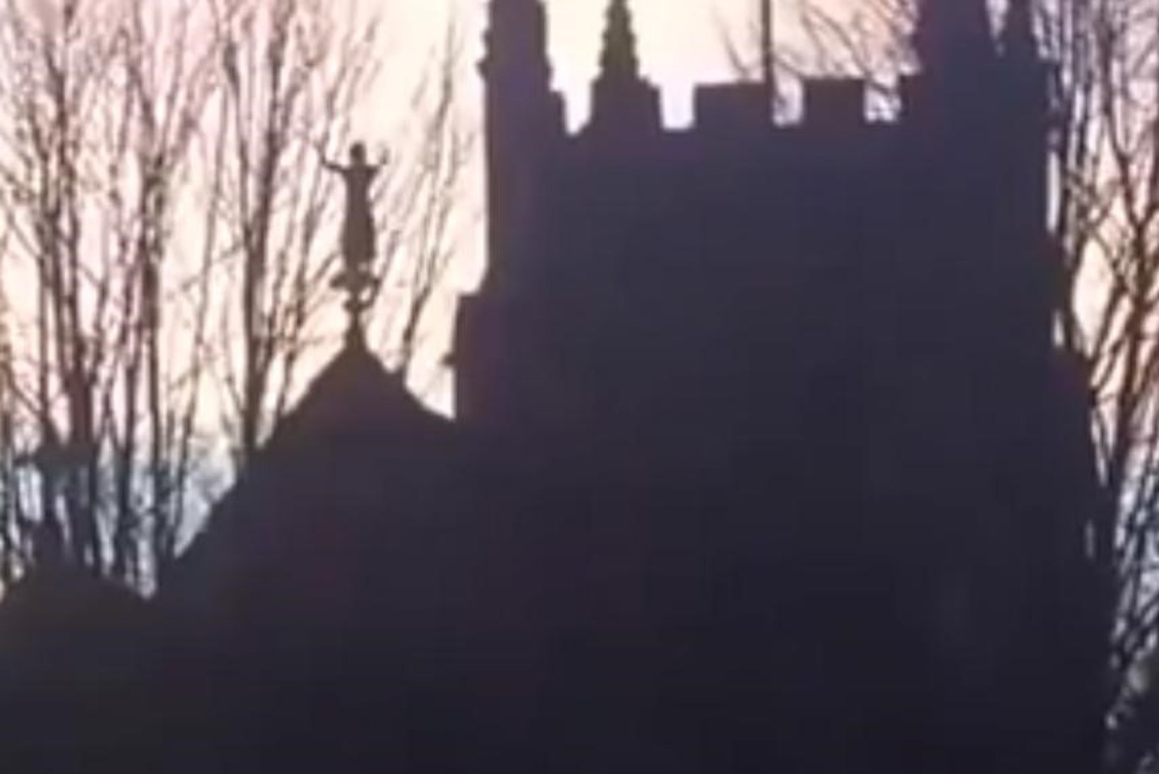 VIDEO: hullumeelne naine ronis kiriku katusele ja kukkus alla