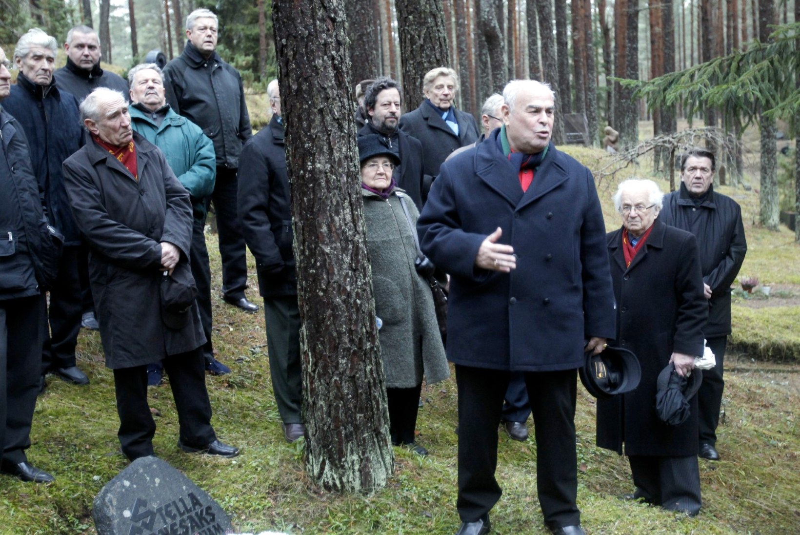 GALERII: Gustav Ernesaksa mälestajaid oli Metsakalmistul hõredalt