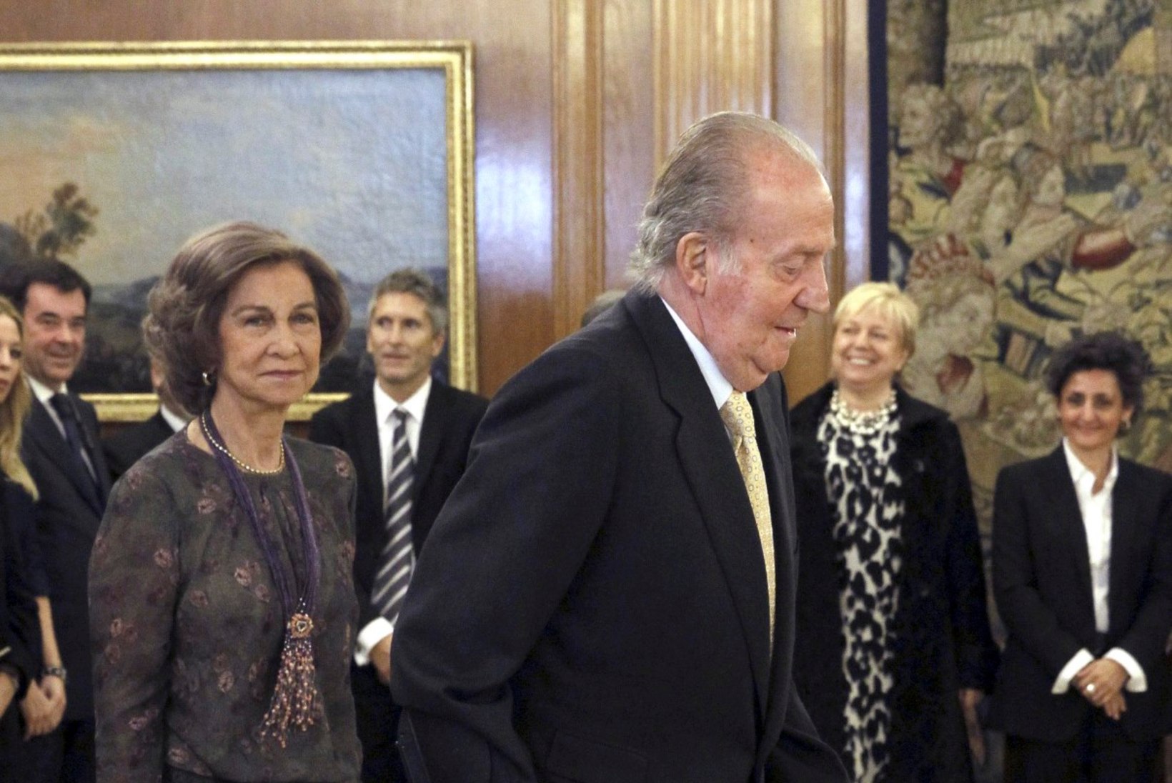 Hispaania kuninganna jakihõlmas rippus lokirull