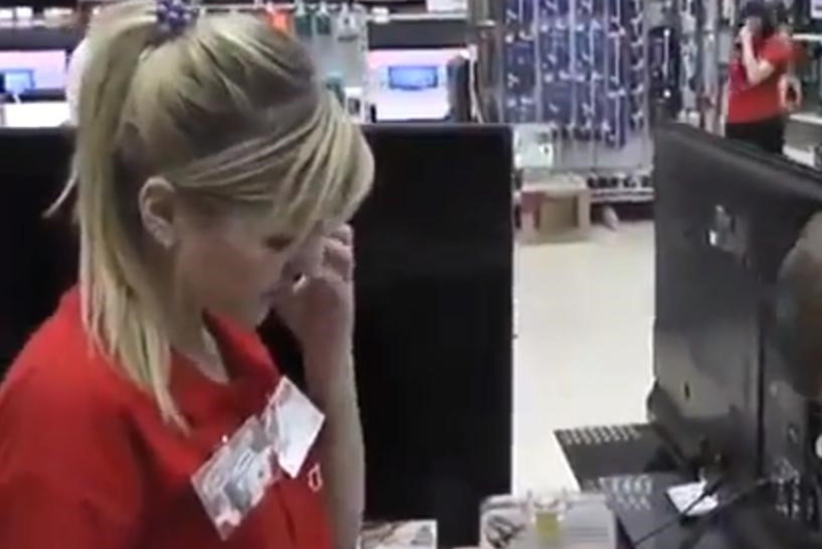VIDEO: Kas selle blondiini peaks üldse elektroonikapoodi tööle võtma?