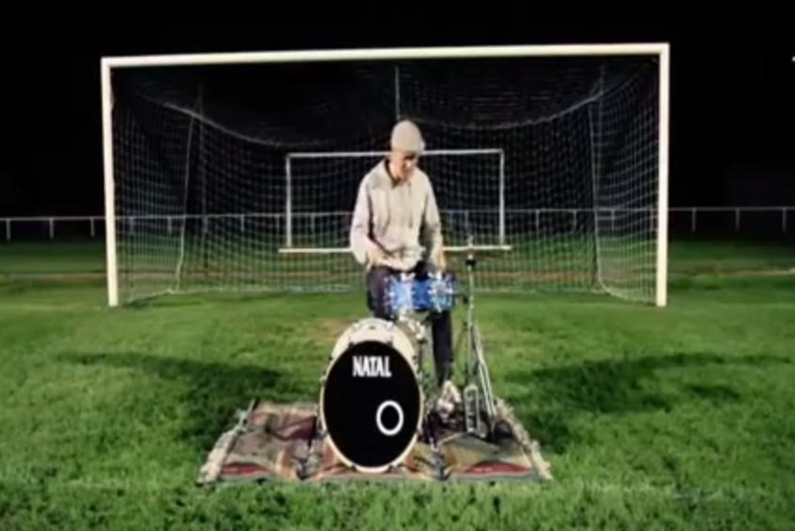VIDEO: Kuidas kõlab trummimäng jalgpalliväljakul? Aga maanteel?