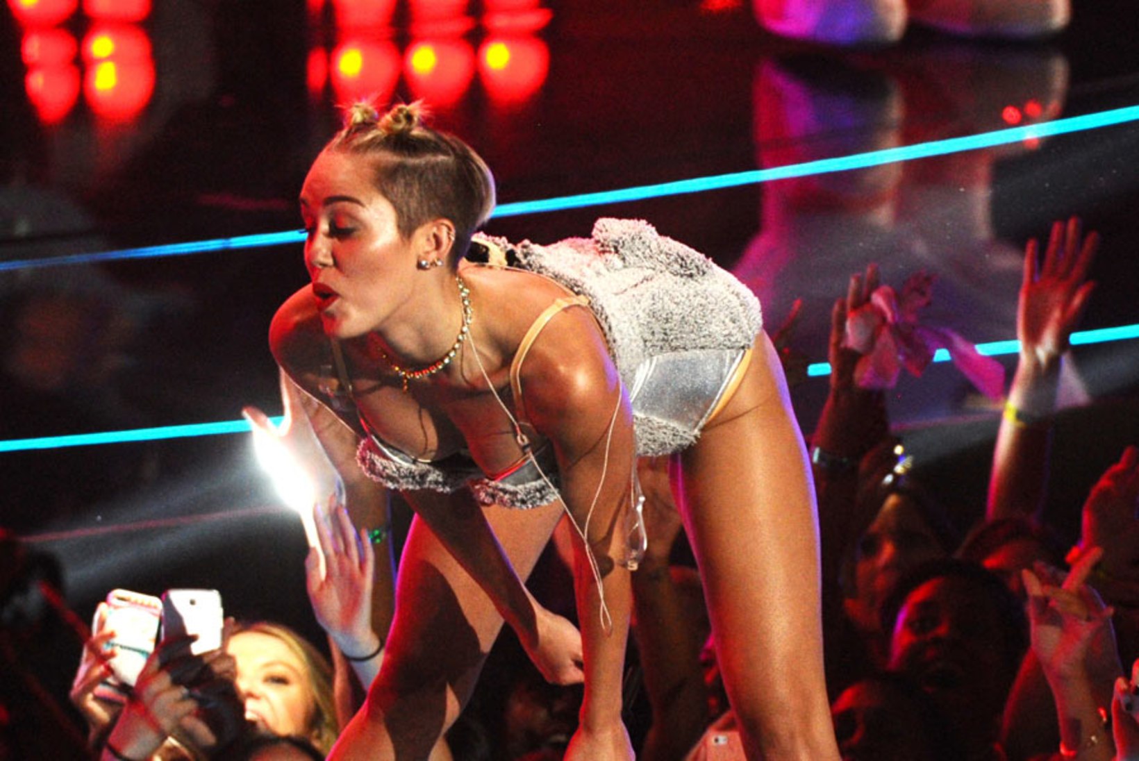 Miley Cyrus kannab Kriss Sooniku disainitud aluspükse