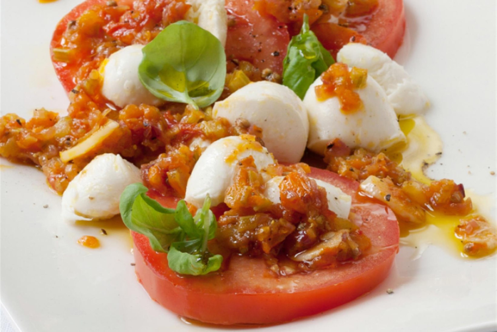 Mozzarella-salat tomati ja kuuma kastmega